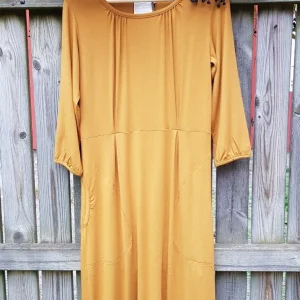 Klänning med fin hals