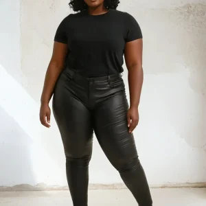 Svarta byxor i konstläder