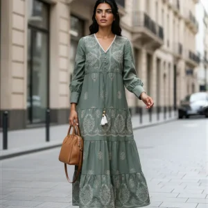 Långklänning broderad i boho-chic stil grön