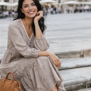 Långklänning broderad i boho-chic stil nude