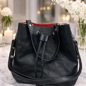 Handväska med dragsko svart