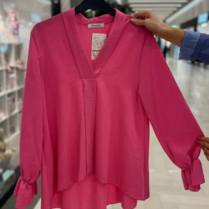 V-ringad blus med volang - rosa