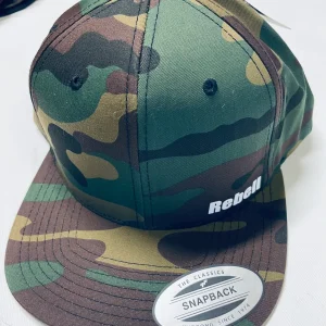 Rebell keps camo militär med vit text unisex