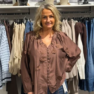 Blus blomdetaljer - brun