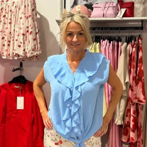 Topp med volang och knyt ljusblå