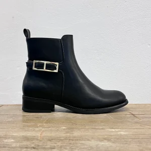 Stövlett med guldspänne