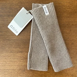 Rifò Ingrid handledsvärmare i återvunnen kashmir Beige Sabbia